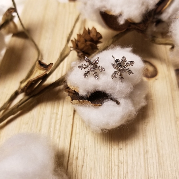 ❄❄Gorgeous CZ Snowflake earrings❄❄ - Picture 4 of 10